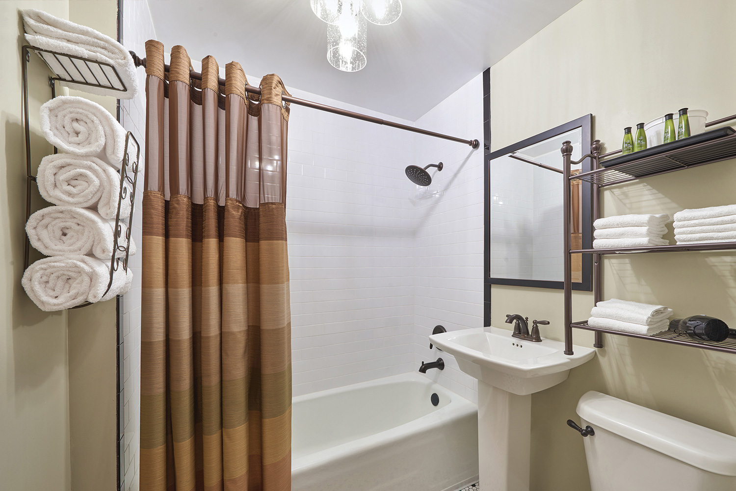 Suite Bathroom in Hotel Apache